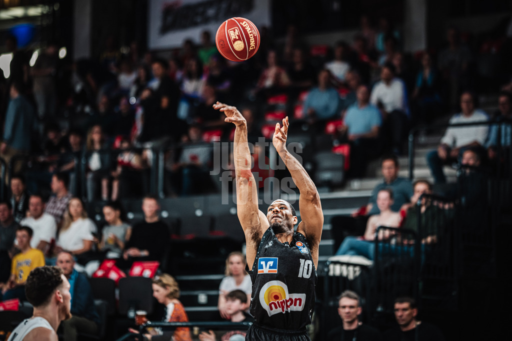 Basketball | Männer | Saison 2023/2024 | easyCredit Basketball Bundesliga | 31. Spieltag | Veolia Towers Hamburg vs. HAKRO Merlins Crailsheim | 30.04.2024 | Tremmell Darden (#10, HAKRO Merlins Crailsheim)