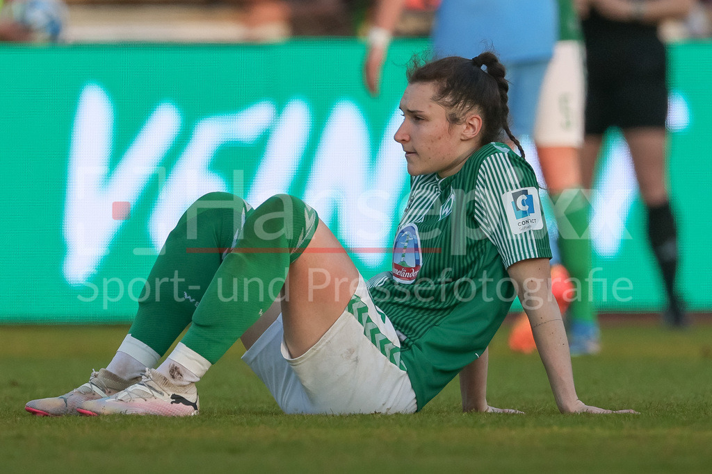 Fussball, Google Pixel Frauen-Bundesliga, SV Werder Bremen - VfL Wolfsburg | v.li.: Sophie Weidauer (SV Werder Bremen, 9) sitzt auf dem Boden, Rasen, Spielfeld, enttäuscht über die Niederlage, Enttäuschung nach dem Schlusspfiff, Abpfiff, Highlight, Verlierer, verloren, Frustration, pessimistisch, DIE DFB-RICHTLINIEN UNTERSAGEN JEGLICHE NUTZUNG VON FOTOS ALS SEQUENZBILDER UND/ODER VIDEOÄHNLICHE FOTOSTRECKEN. DFB REGULATIONS PROHIBIT ANY USE OF PHOTOGRAPHS AS IMAGE SEQUENCES AND/OR QUASI-VIDEO.