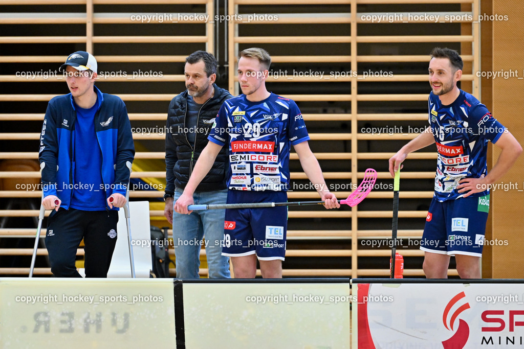 VSV Unihockye vs. KAC Floorball | #66 Jakob Rainer VSV Unihockey, Headcoach VSV Unihockey Harald Felsberger, #29 Anze Brajic VSV Unihockey, #5 Michael Kanduth VSV Unihockey, Spielerbank VSV Unihockey, VSV Unihockye vs. KAC Floorball, VSV Unihockye vs. KAC Floorball am 13.04.2025 in Villach (Ballspielhalle St. Martin), Austria, (Photo by Bernd Stefan)