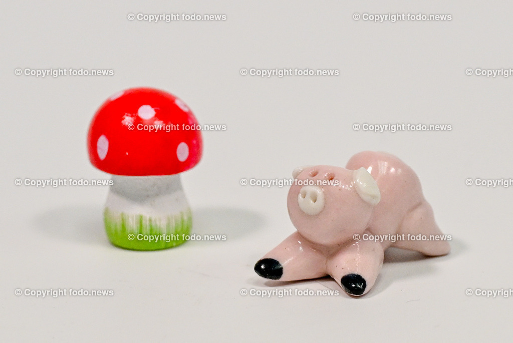 Gluecksbringer_ Silvester_ 27.12.2024-17 | 27.12.2024, Linz, AUT, Linz, Themenbilder im Bild Gluecksbringer, Glücksbringer, Gluecksymbole, Glücksymbole, Neujahr, Schwein, Pilz, Schwammerl, Rauchfangkehrer, Silvester, Jahreswechsel, Neujahr, Deko, Dekoration, Festlichkeit, Glückwunsch, Jahresbeginn, Party, Glueck, Tradition, Figur