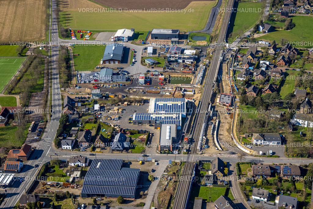 Rees240312230Haldern | Luftbild, Ausbau der Betuweroute und Betuwe-Linie Eisenbahnstrecke, Bahnübergang 
Bahnhofstraße und Baustelle mit Neubau Schallschutzwände, bahnübergang, Haldener Straße, Gewerbegebiet Im Hollerfeld, Haldern, Rees, Nordrhein-Westfalen, Deutschland