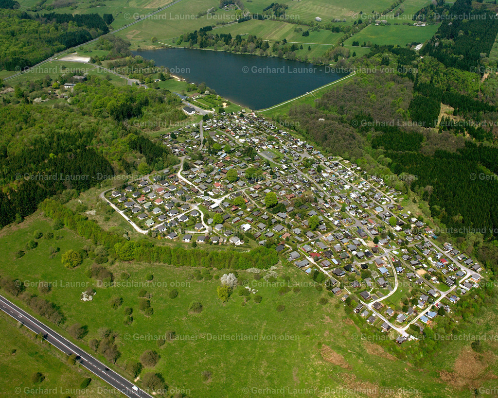 2610084 | HEISTERBERG 09.06.2006 Ortsansicht der Straßen und Häuser der Wohngebiete in Heisterberg im Bundesland Hessen, Deutschland // Town View of the streets and houses of the residential areas in Heisterberg in the state Hesse, Germany Foto: Gerhard Launer