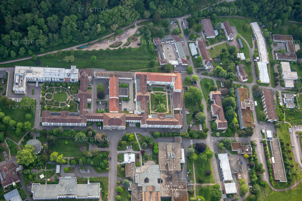 Pfalzklinik Landeck | Luftbild: Pfalzklinik Landeck in Klingenmünster im Bundesland Rheinland-Pfalz in Deutschland. Foto: IMG_140765.jpg vom 20.05.2024 durch ©2025 Werner Riehm fly-foto.de/copyright - Realisiert mit Pictrs.com