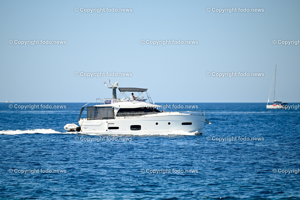 Kroatien_ Brac_ Insel in Dalmatien_ Milna_ 14.07.2025-23 | 14.07.2025, Kroatien, HRV, Brac, Insel in Dalmatien, Milna im Bild Themenbild, Schiff, Boot, Motorboot, Yacht, Jacht, Meer, Adria, Touristen, Tourismus, Urlaub, Feature, Symbolbild