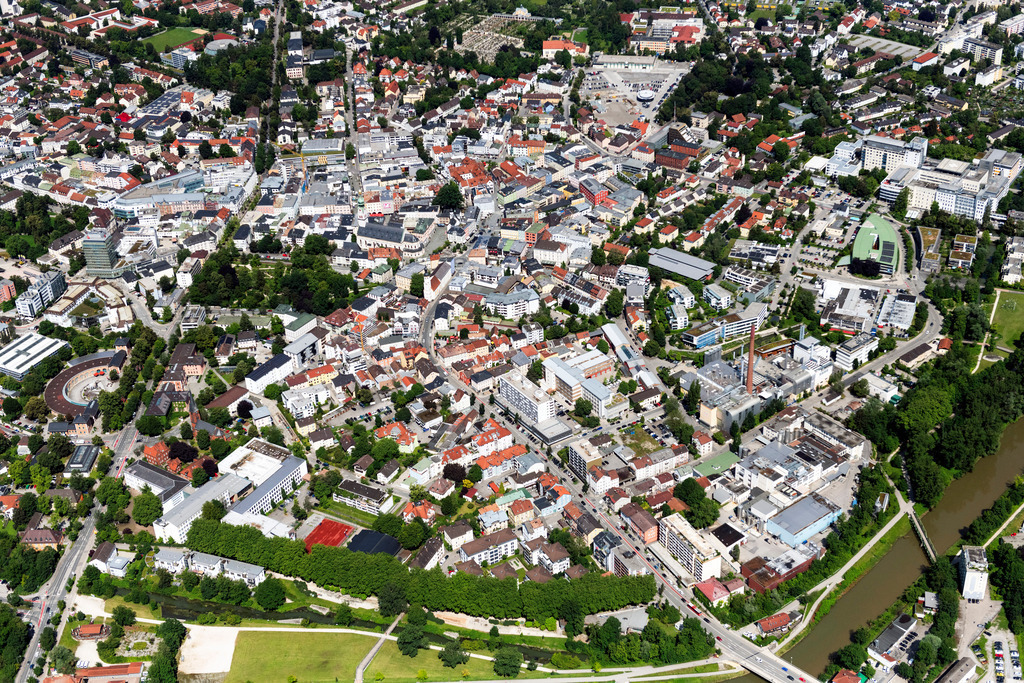 dr__0043476.jpg | ROSENHEIM 18.06.2024 Stadtzentrum im Innenstadtbereich in Rosenheim im Bundesland Bayern, Deutschland. Weiterführende Informationen bei: Stadt Rosenheim. // The city center in the downtown area in Rosenheim in the state Bavaria, Germany. Further information at: Stadt Rosenheim. Foto: Daniel Reiter