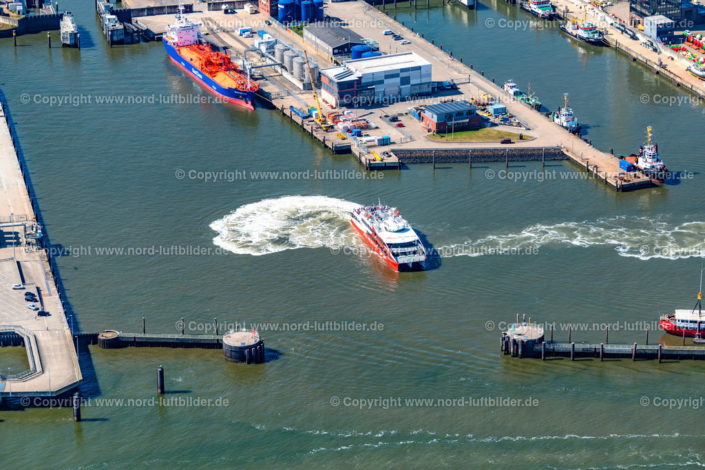 Cuxhaven_Halunder_Jet_ELS_7754130822 | CUXHAVEN 13.08.2022 Fahrt eines Fähr- Schiffes " Katamaran Halunder Jet der FRS Reederei" in Cuxhaven Hafen Alte Liebe im Bundesland Niedersachsen, Deutschland. // Travel of a ferry ship "Katamaran Halunder Jet der FRS Reederei" in Cuxhaven habour in the state Lower Saxony, Germany. Foto: Martin Elsen