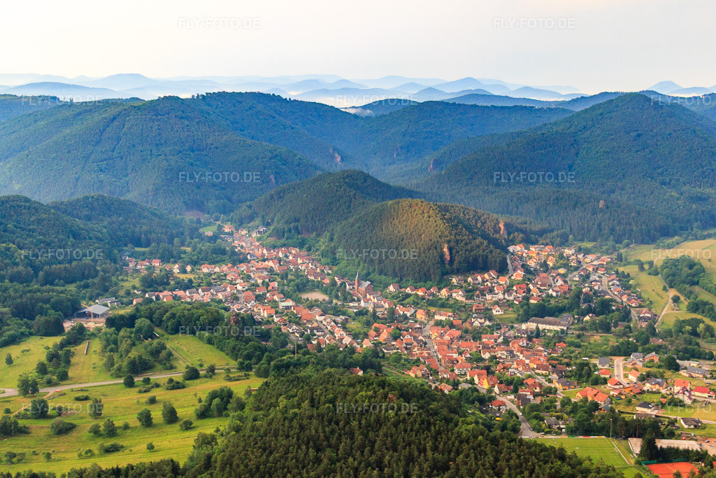 Luftbild: Ortsansicht mit Jungfernsprung von Westen in Dahn im Bundesland Rheinland-Pfalz in Deutschland. – Foto: IMG_29304.jpg vom 25.06.2010 durch Werner Riehm/FLY-FOTO.de – Auflösung des Originals: 4425 x 2950 px