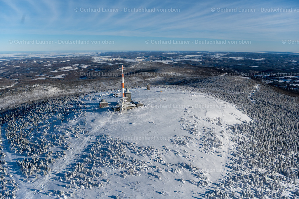 4044927 | SCHIERKE 14.02.2021 Winterlich schneebedeckte Funkturm und Sendeanlage auf der Kuppe des Brocken im Harz in Schierke im Bundesland Sachsen-Anhalt, Deutschland. Weiterführende Informationen bei: DFMG Deutsche Funkturm GmbH,  Deutscher Wetterdienst DWD. // Wintry snowy radio tower and transmitter on the crest of the mountain range Brocken in Harz in Schierke in the state Saxony-Anhalt, Germany. Further information at: DFMG Deutsche Funkturm GmbH,  Deutscher Wetterdienst DWD. Foto: Gerhard Launer