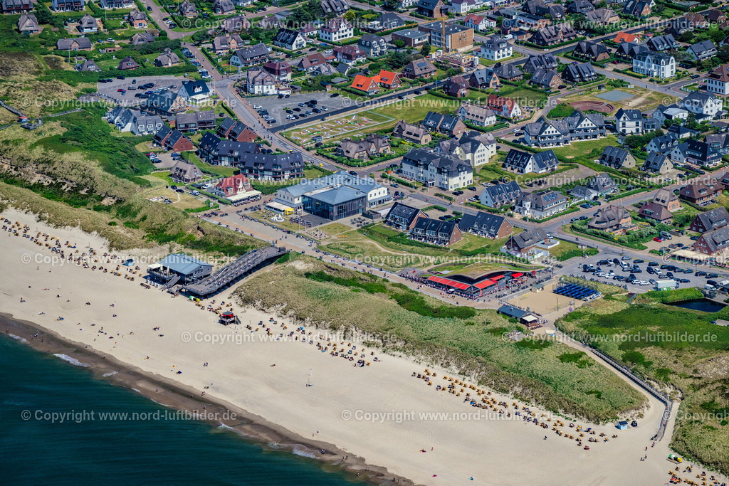 Sylt_Wenningstedt_Strand_Gosch_ELS_4897130625 | WENNINGSTEDT (SYLT) 13.08.2025 Gebäude des Restaurant " Gosch " in Wenningstedt (Sylt) auf der Insel Sylt im Bundesland Schleswig-Holstein, Deutschland. // Building of the restaurant " Gosch " in Wenningstedt (Sylt) at the island Sylt in the state Schleswig-Holstein, Germany. Foto: Martin Elsen