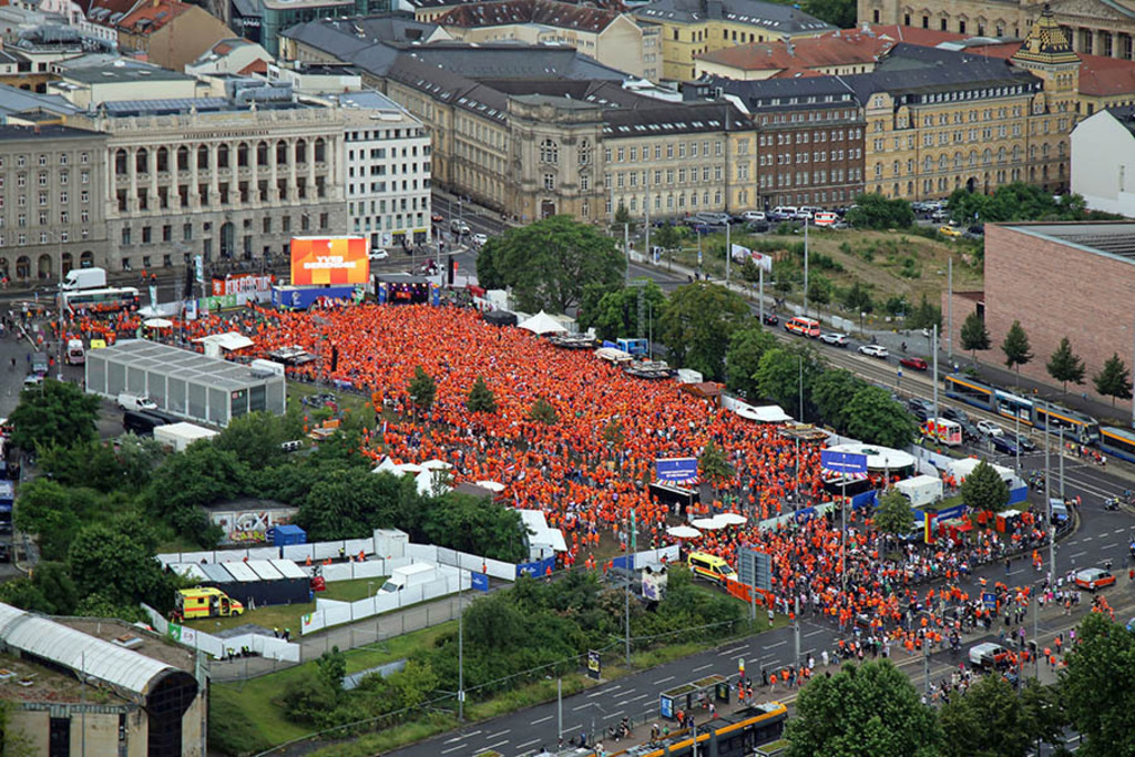 UEFA EURO 2024 in Leipzig - NIederländische Fans auf dem Wilhelm-Leuschner-Platz | Entdecke über 20 Kategorien Leipzig-Motive: Foto-Downloads, hochwertige Poster, Leinwand- & Fine-Art-Prints. Jetzt Lieblingsfoto im Bildlexikon Leipzig Shop bestellen!