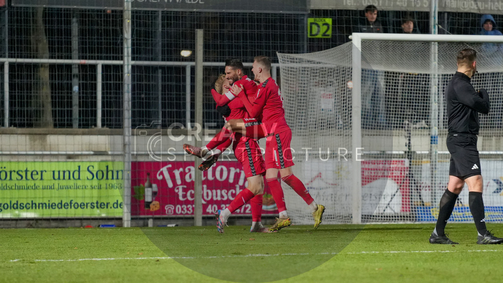 Fußball, Herren, Saison 2025/2026, Regionalliga Nordost, 17. Spieltag, FSV 63 Luckenwalde vs. ZFC Meuselwitz, Freitag 28.11.2025, Werner-Seelenbinder-Stadion Luckenwalde, | Fußball, Herren, Saison 2025/2026, Regionalliga Nordost, 17. Spieltag, FSV 63 Luckenwalde vs. ZFC Meuselwitz, Freitag 28.11.2025, Werner-Seelenbinder-Stadion Luckenwalde, Im Bild: Jubel beim ZFC Meuselwitz um Andy Trübenbach nach dem Last-Minute-Ausgleichstreffer per Elfmeter. - Realisiert mit Pictrs.com