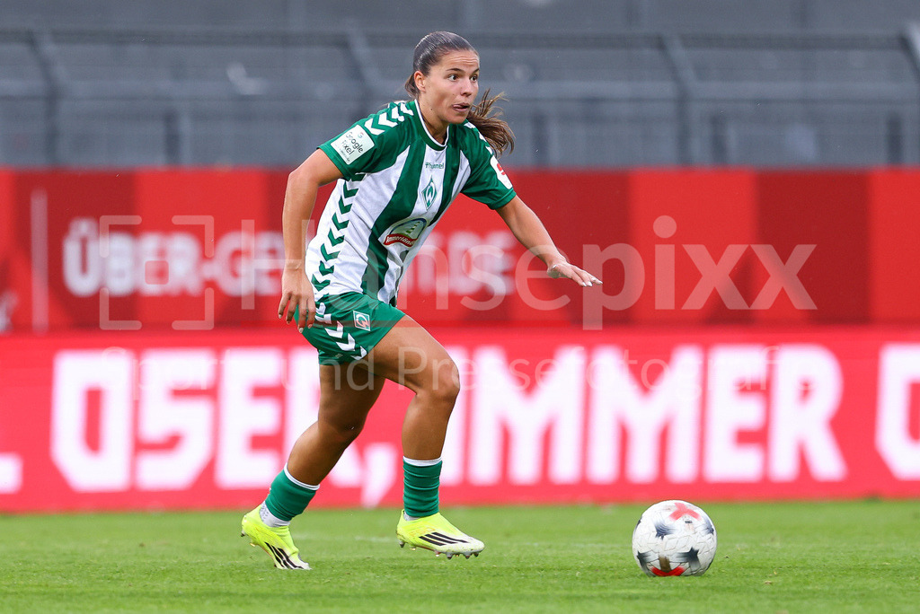Fussball, Google Pixel Frauen-Bundesliga, 1. FSV Mainz 05 - SV Werder Bremen | Luna Vanzeir (SV Werder Bremen, 13) am Ball, Freisteller, Einzelbild, Ganzkörper, Aktion, Action, Spielszene, DIE DFB-RICHTLINIEN UNTERSAGEN JEGLICHE NUTZUNG VON FOTOS ALS SEQUENZBILDER UND/ODER VIDEOÄHNLICHE FOTOSTRECKEN. DFB REGULATIONS PROHIBIT ANY USE OF PHOTOGRAPHS AS IMAGE SEQUENCES AND/OR QUASI-VIDEO.