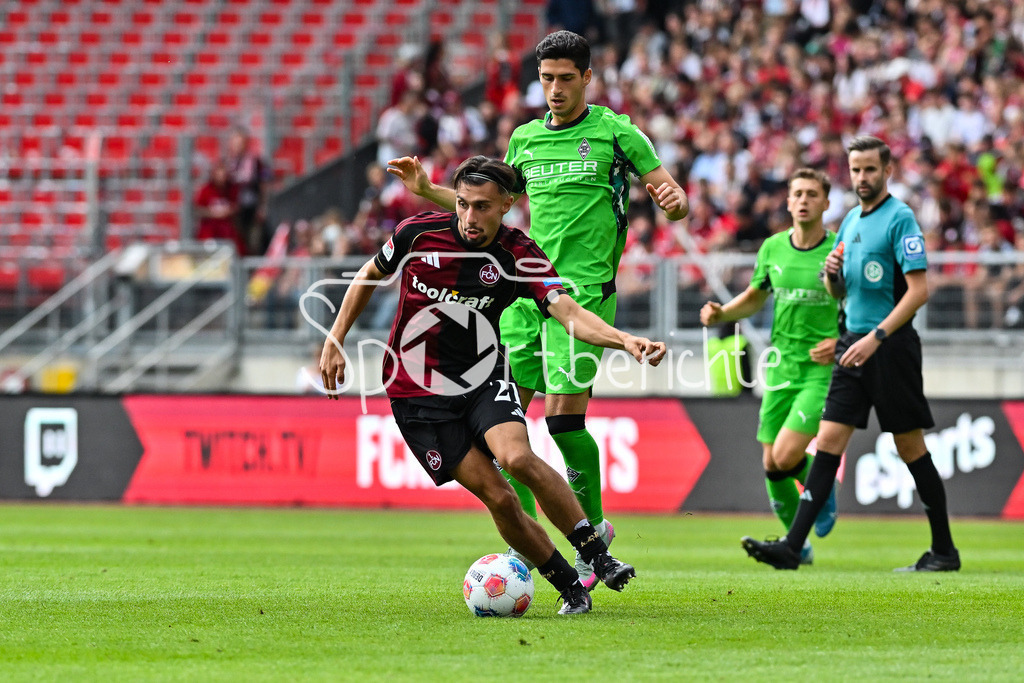 1. FC Nürnberg - Borussia Mönchengladbach | im Duell Berkay YILMAZ (1. FC Nuernberg 21) und Grant-Leon RANOS (Borussia Moenchengladbach 28) / Zweikampf / Testspiel: 1. FC Nuernberg - Borussia Mönchengladbach, Max-Morlock Stadion am 26.07.2025 / DFL REGULATIONS PROHIBIT ANY USE OF PHOTOGRAPHS AS IMAGE SEQUENCES AND/OR QUASI-VIDEO