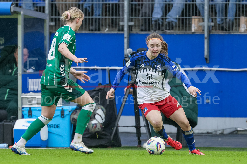 Fussball, Google Pixel Frauen-Bundesliga, Hamburger SV - SV Werder Bremen | v.li.: Lina Hausicke (SV Werder Bremen, 18) und Melanie Brunnthaler (Hamburger SV, HSV, 11) im Zweikampf, Duell, Dynamik, Aktion, Action, Spielszene, DIE DFB-RICHTLINIEN UNTERSAGEN JEGLICHE NUTZUNG VON FOTOS ALS SEQUENZBILDER UND/ODER VIDEOÄHNLICHE FOTOSTRECKEN. DFB REGULATIONS PROHIBIT ANY USE OF PHOTOGRAPHS AS IMAGE SEQUENCES AND/OR QUASI-VIDEO.