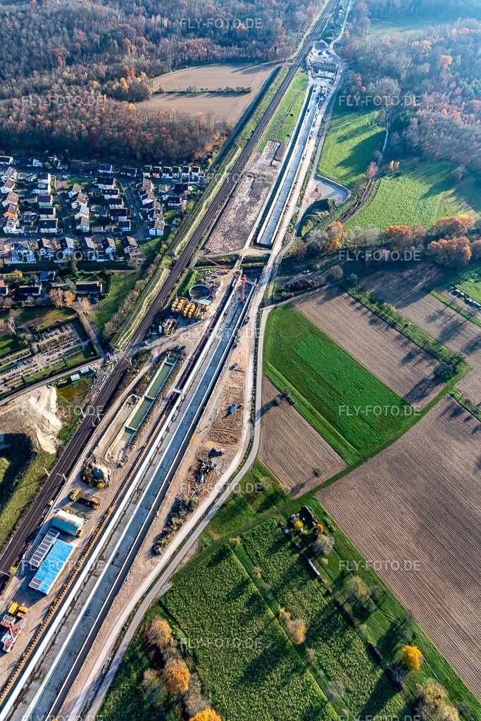 Tunnelbaustelle zum Neubau der ICE Strecke im Streckennetz der Deutschen Bahn | Luftbild: Tunnelbaustelle zum Neubau der ICE Strecke im Streckennetz der Deutschen Bahn im Ortsteil Niederbühl in Rastatt im Bundesland Baden-Württemberg in Deutschland. Foto: IMG_119878.jpg vom 30.11.2019 durch Werner Riehm/FLY-FOTO.de - Realisiert mit Pictrs.com