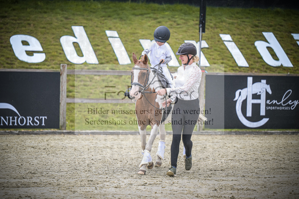 DOS_0165 | Entdecke hochwertige Reitturnierfotos von Foto Oger. Professionell, emotional und authentisch – jetzt Lieblingsmomente im Shop bestellen.Deutschlandweite Turnierfotografie. - Realisiert mit Pictrs.com