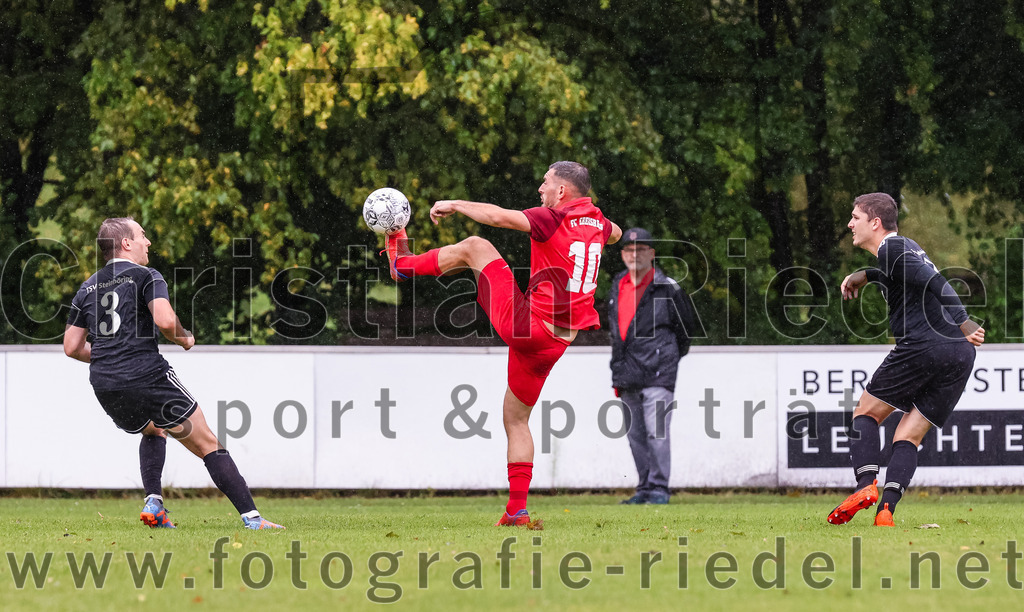 2023-08-27_067_TSV_Steinhoering_gegen_FC_Ebersberg | Steinhöring, Deutschland, 27.08.2023:
Fußball, Kreisklasse 2023 / 2024, 2. Spieltag, TSV Steinhöring gegen FC Ebersberg, Endergebnis: 2:0

Thomas Riedel (TSV Steinhöring, #3), Riza Terzija (FC Ebersberg, #10), Leonhard Lang (TSV Steinhöring, #2)

Foto: Christian Riedel / fotografie-riedel.net