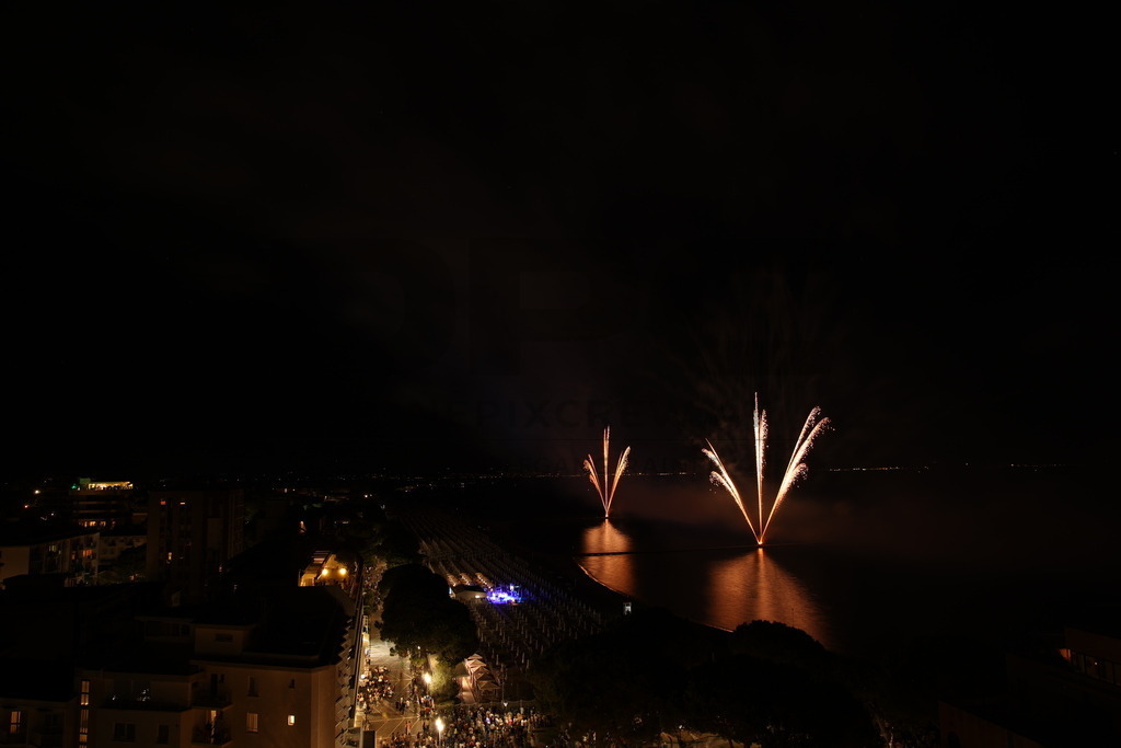 Ferragosto Fireworks in Grado, Italy | GRADO, ITALY, 15.AUG.26 - FIREWORKS - Ferragosto fireworks over the Adriatic Sea in Grado, Italy. Colorful fireworks light up the night sky above the beach, coastline and waterfront during the traditional summer celebration. - Realisiert mit Pictrs.com