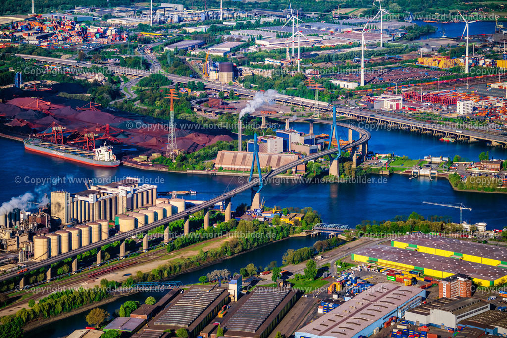 Hamburg_Waltershof_Köhlbrandbrücke_ELS_1640270425 | HAMBURG 27.04.2025 Fluß - Brückenbauwerk einer Schrägseilbrücke " Köhlbrandbrücke " über dem Rugenberger Hafen im Ortsteil Steinwerder in Hamburg, Deutschland. Weiterführende Informationen bei: Freie und Hansestadt Hamburg Landesbetrieb Straßen, Brücken und Gewässer,  HPA Hamburg Port Authority,  Ingenieurbüro GRASSL GmbH. // River - bridge construction Koehlbrandbruecke on Koehlbrandbrueckenlauf over the port Rugenberger Hafen in the district Steinwerder in Hamburg, Germany. Further information at: Freie und Hansestadt Hamburg Landesbetrieb Strassen, Bruecken und Gewaesser,  HPA Hamburg Port Authority,  Ingenieurbuero GRASSL GmbH. Foto: Martin Elsen