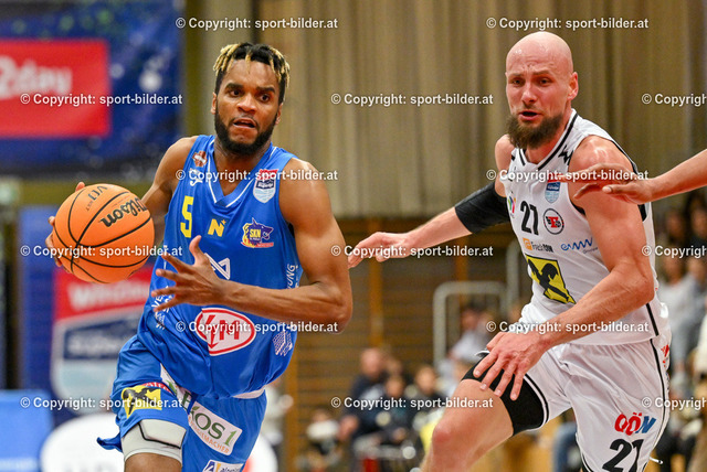 AUT, BSL, Basketball Flyers Wels vs SKN St.Poelten | 11.11.2023, Raiffeisen Arena Wels, AUT, BSL, Flyers Wels vs SKN St.Poelten, im Bild Christian von Fintel (Flyers) vs Michael Anthony Randolph Jr. (St.Poelten)


// BSL, Basketball Super League Match between Raiffeisen Flyers Wels and SKN St.Poelten in Wels, Austria on 2023/11/11