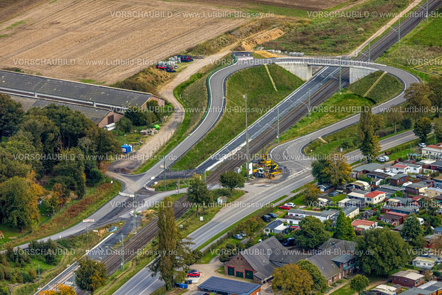 Rees241009976Haldern | Luftbild, Ausbau der Betuweroute und Betuwe-Linie Eisenbahnstrecke, Baustelle und Neubau einer geschwungenen Straßenbrücke Weseler Straße und Reeser Straße über die Bahnlinie, Campingplatz Schulte-Hagenhof, Haldern, Rees, Nordrhein-Westfalen, Deutschland