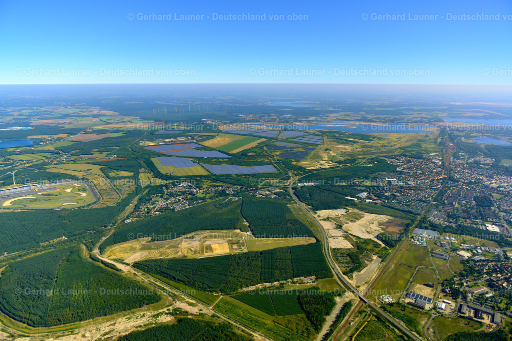 Seenlandschaft bei Senftenberg | BRAUNSBEDRA 08.09.2021 Rekultivierung der ehemaligen Tagebau - Fläche an den Uferbereichen des Sees " Geiseltalsee " in Braunsbedra im Bundesland Sachsen-Anhalt, Deutschland. // Open pit re cultivation on the shores of the lake " Geiseltalsee " in Braunsbedra in the state Saxony-Anhalt, Germany. Foto: Gerhard Launer