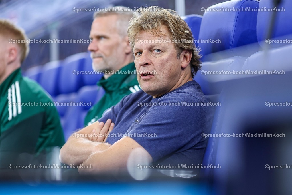 S0413092501033 | 13.09.2025, Fußball, FC Schalke 04 - Holstein Kiel, 5.Spieltag, 2. Fußball Bundesliga, Veltins-Arena Gelsenkirchen, Saison 2025 2026: Youri Mulder - Direktor Profifußball (Schalke04) DFB regulations prohibit any use of photographs as image sequences and or quasi-video.