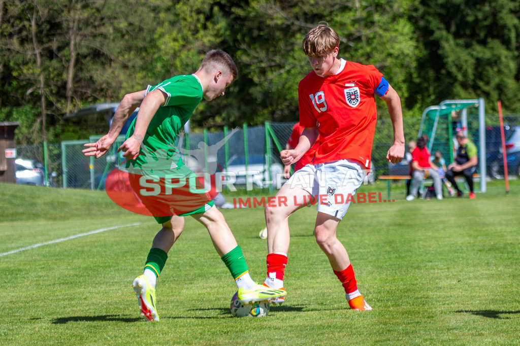 Fußball Halbfinale | Richard Ferizaj (U15 Irland #10) Luca Weinhandl (U15 Österreich #19) Fußball Halbfinale, Irland U15 - Österreich U15 am 29.04.2024 in Arnoldstein (Sportplatz), Austria, (Photo by Ernst Krawagner sport-fan.at) - Realisiert mit Pictrs.com