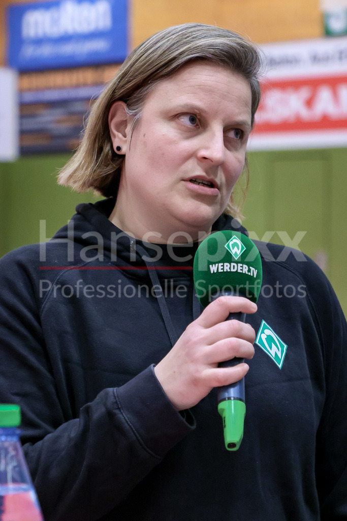 Handball, 2. Bundesliga Frauen, SV Werder Bremen - SG 09 Kirchhof | Renee Verschuren (Trainerin, Cheftrainerin, SV Werder Bremen) während der Pressekonferenz nach dem Spiel, Portrait, Nahaufnahme, Einzelfoto, Einzelbild