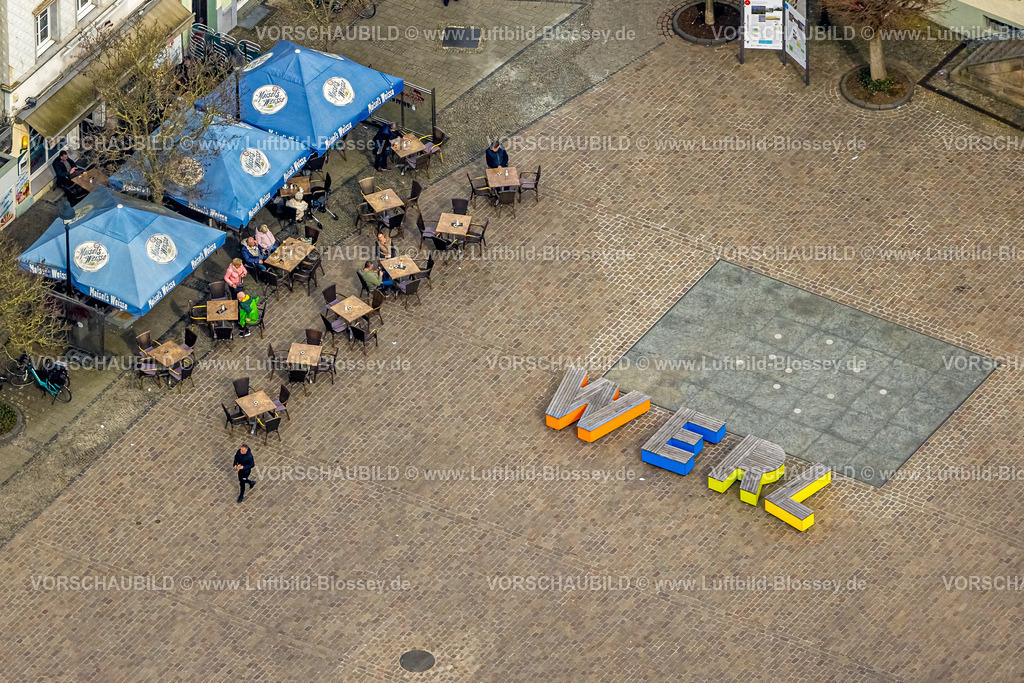 Werl240308321 | Luftbild, Fußgängerzone und historische Häuser am Marktplatz Alter Markt, Schrift WERL in bunten Großbuchstaben auf dem Platz, Cafe AußenGastronomie mit Gästen an Tischen und mit Sonnenschirmen, Nordrhein-Westfalen, Deutschland