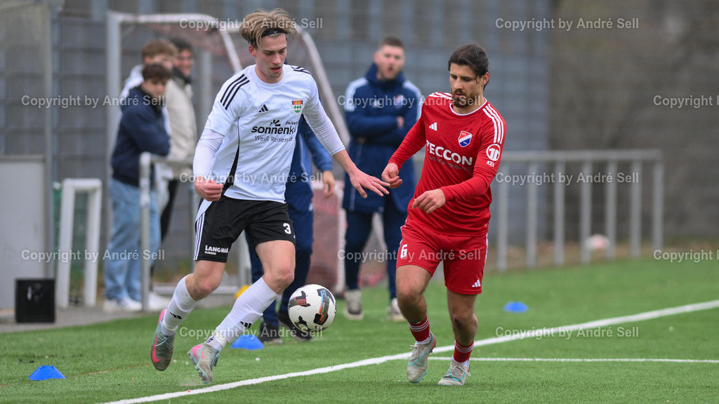 TSV Kronshagen vs. SpVg. Eidertal Molfsee | Peeke Schmitz (TSVK #3) vs Siyabend Salih Ramo (Molfsee #33) / Fußball-Landesliga Schleswig Männer 2025/2026 / TSV Kronshagen vs. SpVg. Eidertal Molfsee / Kunstrasenplatz (Platz 5) / Kronshagen / 21.03.26 - Realisiert mit Pictrs.com