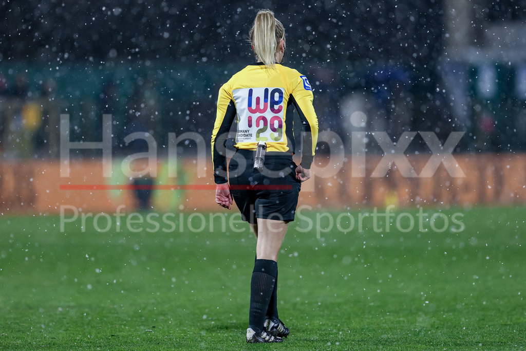 Fussball, Google Pixel Frauen-Bundesliga, SV Werder Bremen - 1. FC Köln | Schiedsrichterin Julia Boike mit einem Sondertrikot zum Aktionsspieltag des DFB nach dem Motto: WE29 - Together WE Rise, Bewerbung zur Ausrichtung der UEFA Women s EURO 2029 in Deutschland, Europomeisterschaft der Frauen, Aktionswochenende im Profifußball, Fußball, DIE DFB-RICHTLINIEN UNTERSAGEN JEGLICHE NUTZUNG VON FOTOS ALS SEQUENZBILDER UND/ODER VIDEOÄHNLICHE FOTOSTRECKEN. DFB REGULATIONS PROHIBIT ANY USE OF PHOTOGRAPHS AS IMAGE SEQUENCES AND/OR QUASI-VIDEO.