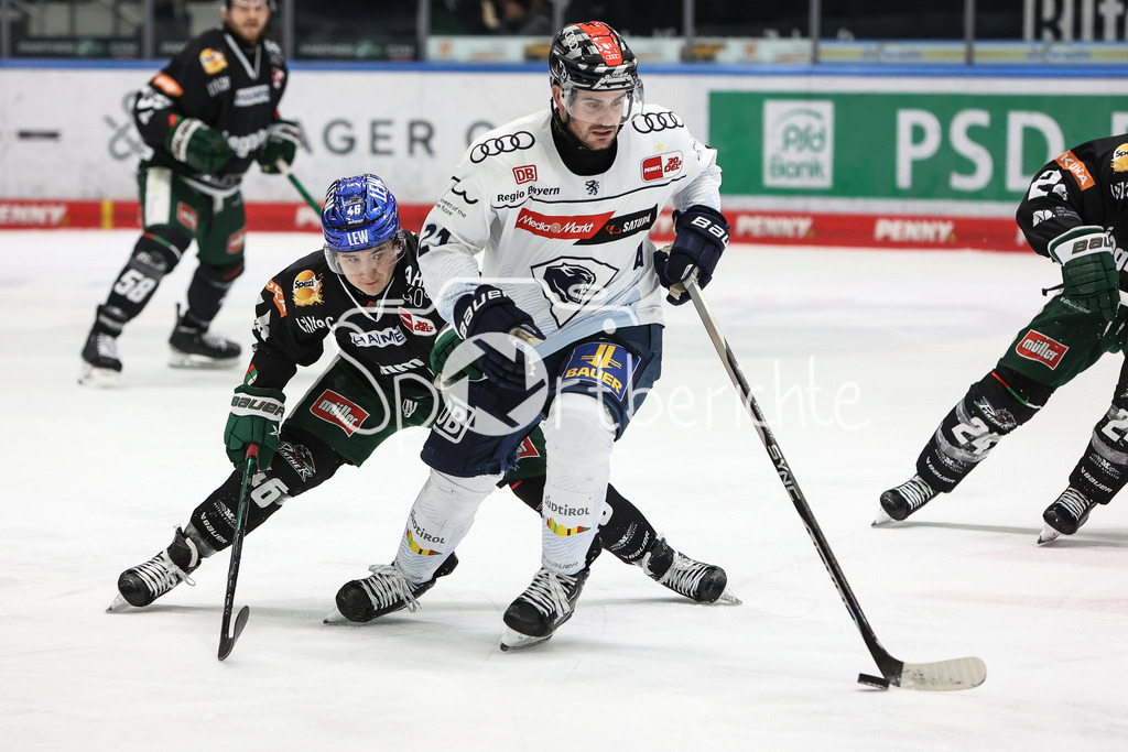 Augsburger Panther - ERC Ingolstadt | im Duell Moritz ELIAS (AEV #46) und Wayne SIMPSON (ERC #21) / Zweikampf