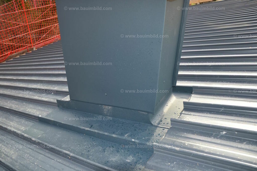 bib-lg11-spenglerarbeiten-0143 | Nach LV-Leistungsgruppen sortierte Detailfotos über den Bau eines Hauses. Alle Hausbau-Bilder direkt vom Urheber und Autor der Website Haus-Selber-Bauen.com