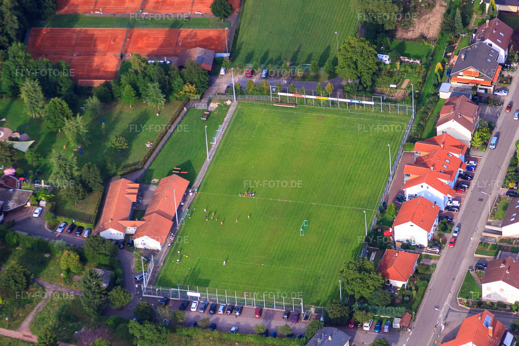 Luftbild: Sportplatz und TSV Fortuna Tennisanlage im Ortsteil Ingenheim in Billigheim-Ingenheim im Bundesland Rheinland-Pfalz in Deutschland. Foto: IMG_44202.jpg vom 17.08.2011 durch Werner Riehm/FLY-FOTO.deAuflösung des Originals: 4752 x 3168 px