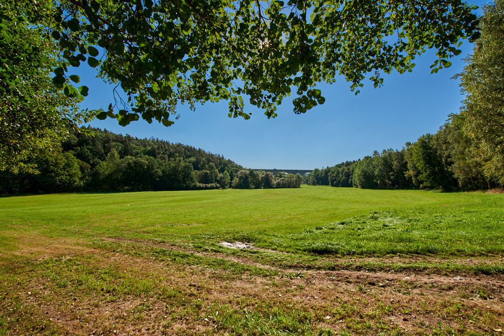 Blick auf die Göltzschtal-Brücke der A72 01 | Bedeutsame Landschaften Deutschlands - Realisiert mit Pictrs.com