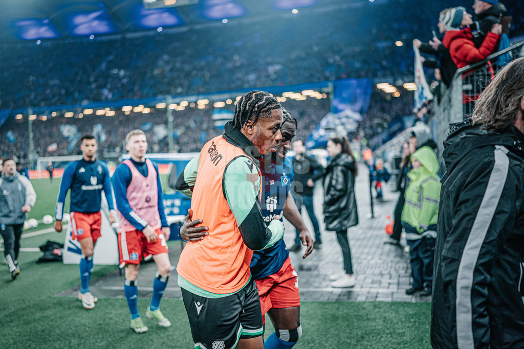 Fußball | Männer | Saison 2023/2024 | 2. Fußball-Bundesliga | 21. Spieltag | Hamburger SV vs. Hannover 96 | 09.02.2024 | v.l. Bright Arrey-Mbi (#4, Hannover 96) und Stephan Ambrosius (#35, HSV) vor dem Spiel