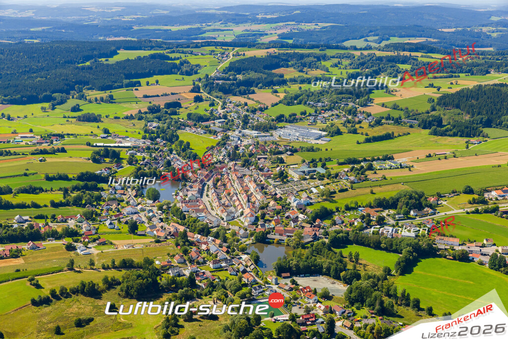 Luftaufnahme der Stadt Schönsee - Die Luftaufnahme wurde 2025 vom UL-Flugzeug heraus erstellt ( keine Drohne ) - Hochauflösende Luftaufnahme - für professionelle Ausdrucke geeignet. Die Geschenkidee !Mit Lizenz und Bildrechte bestellbar
