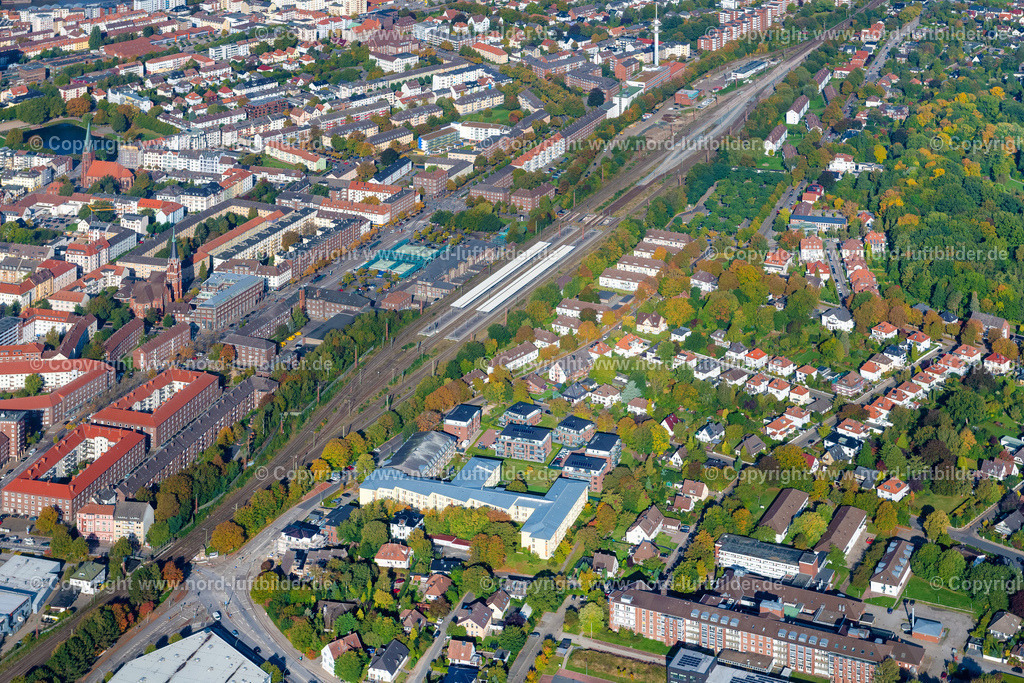 Bremerhaven_Bahnhof_ELS_6003091022 | BREMERHAVEN 09.10.2022 Gleisverlauf und Gebäude des Hauptbahnhofes " Bremerhaven " in Bremerhaven im Bundesland Bremen, Deutschland. // Track progress and building of the main station of the railway " Bremerhaven " in Bremerhaven in the state Bremen, Germany. Foto: Martin Elsen