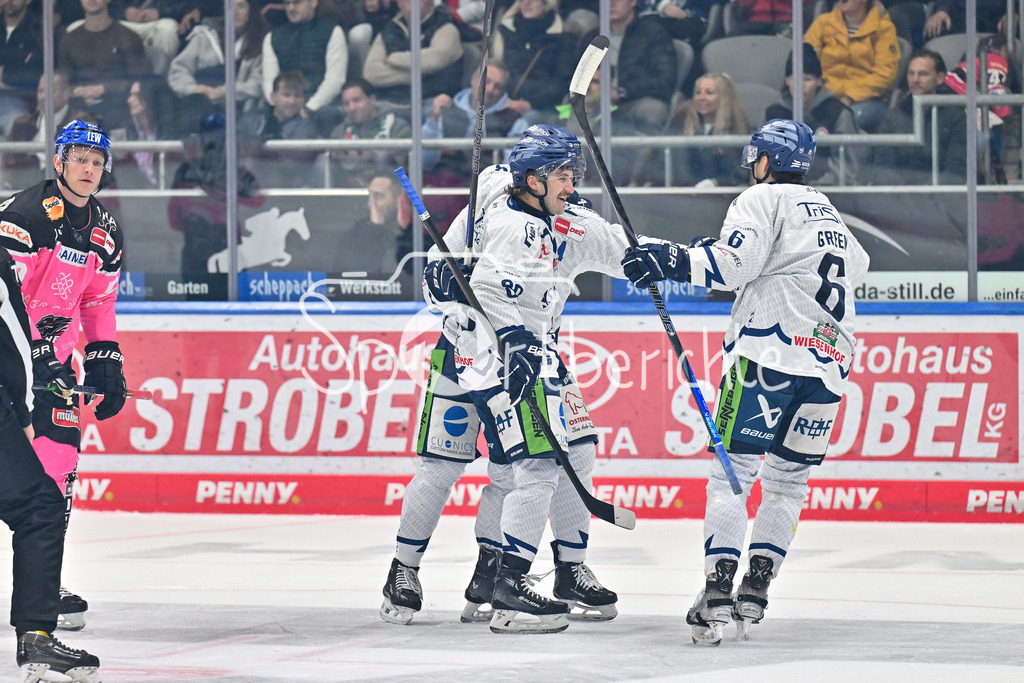 Augsburger Panther - Straubing Tigers | Jubel der Gaeste nach dem Treffer zum 0-2 durch Joshua SAMANSKI (Straubing Tigers #8) / Freude / happy / Tor / Torschuezte / DEL: Augsburger Panther - Straubing Tigers, Curt Frenzel Stadiom am 20.10.2024