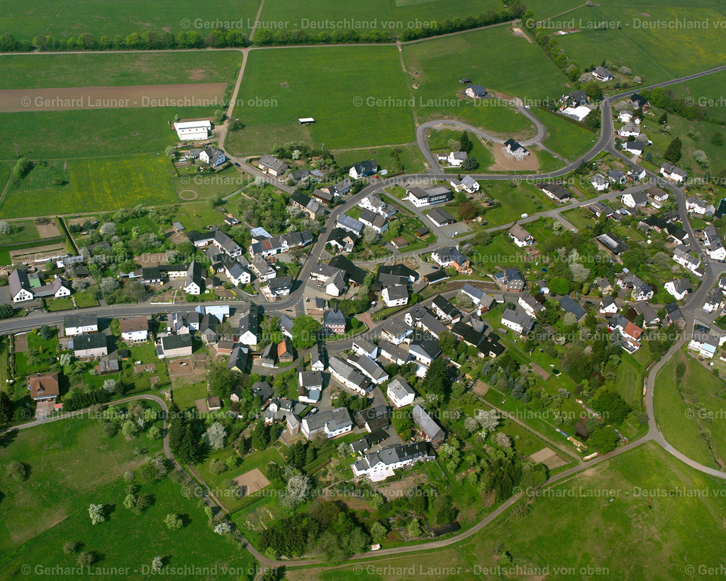 2610004 | RODENROTH 09.06.2006 Landwirtschaftliche Nutzflächen und Feldgrenzen  umsäumen das Siedlungsgebiet des Dorfes in Rodenroth im Bundesland Hessen, Deutschland // Agricultural land and field boundaries surround the settlement area of the village  in Rodenroth in the state Hesse, Germany Foto: Gerhard Launer