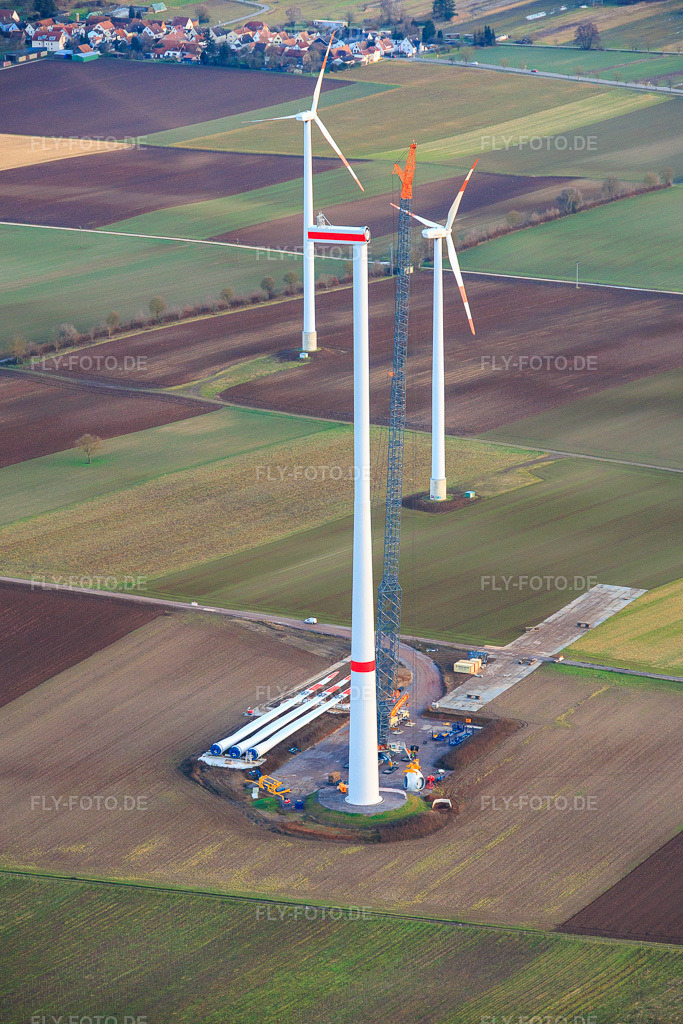 Luftbild: Repowering des Windpark Minfeld. JUWI ersetzt vier Altanlagen (GE 1.5) aus 2004 durch zwei neue, modernen Anlagen vom Typ Vestas V162 mit je sechs MW in Kandel im Bundesland Rheinland-Pfalz in Deutschland. Foto: IMG_152879.jpg vom 16.01.2026 durch Werner Riehm/FLY-FOTO.deJUWI Windparks - JUWI