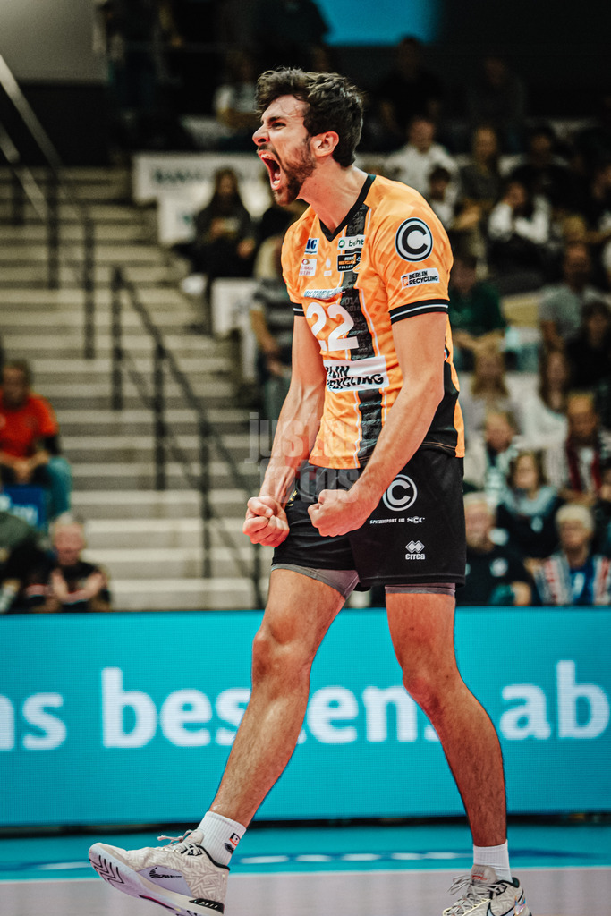 Volleyball | Herren | Saison 2025/2026 | Volleyball Ligacup | Finale | SVG Lüneburg vs. Berlin Recycling Volleys | 12.10.2024 | Jake Hanes (#22, BERLIN RECYCLING Volleys) jubelt