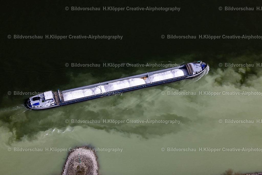 Luftbilder Rheinberg-1014 | Luftbildfotografie Frachtschiff- und Schüttgutfrachter auf der Binnenschiffahrts- Wasserstraße des Flußverlaufes an der Straße An der Momm in Rheinberg im Bundesland Nordrhein-Westfalen, Deutschland - Realisiert mit Pictrs.com