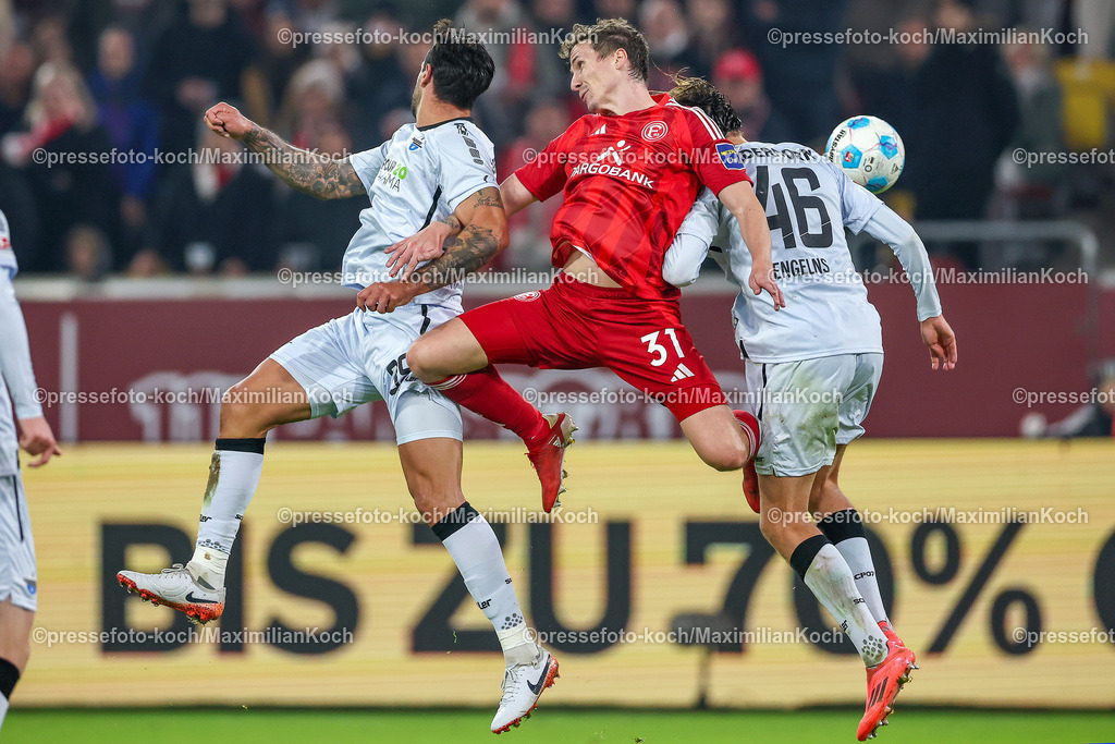 Due09112401053 | 09.11.2024, Fußball, Fortuna Düsseldorf - SC Paderborn 07, 2. Bundesliga, Merkur Spiel-Arena, Saison 2024 2025: Zweikampf Tim Rossmann (Fortuna Düsseldorf #21) gegen Adriano Grimaldi (Paderborn #39) und Luis Engelns (Paderborn #46) Kopfball KopfballduellDFB regulations prohibit any use of photographs as image sequences and or quasi-video.