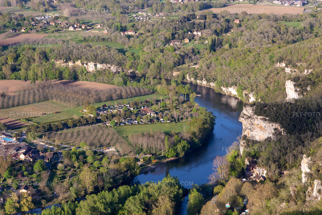 Aerial view: Camping Soleil-Plage on the Dordogne in Vitrac in the state Dordogne, France. – Photo: IMG_113578.jpg taken on 04/16/2019 by Werner Riehm/FLY-FOTO.com – Resolution of the original: 5472 x 3648 px