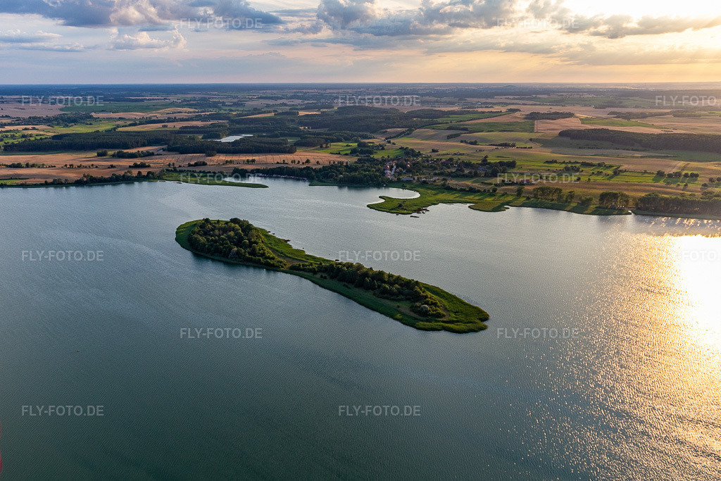 Luftbild: Insel im Oberuckersee im Ortsteil Warnitz in Oberuckersee im Bundesland Brandenburg in Deutschland. Foto: IMG_116272.jpg vom 17.07.2019 durch Werner Riehm/FLY-FOTO.de