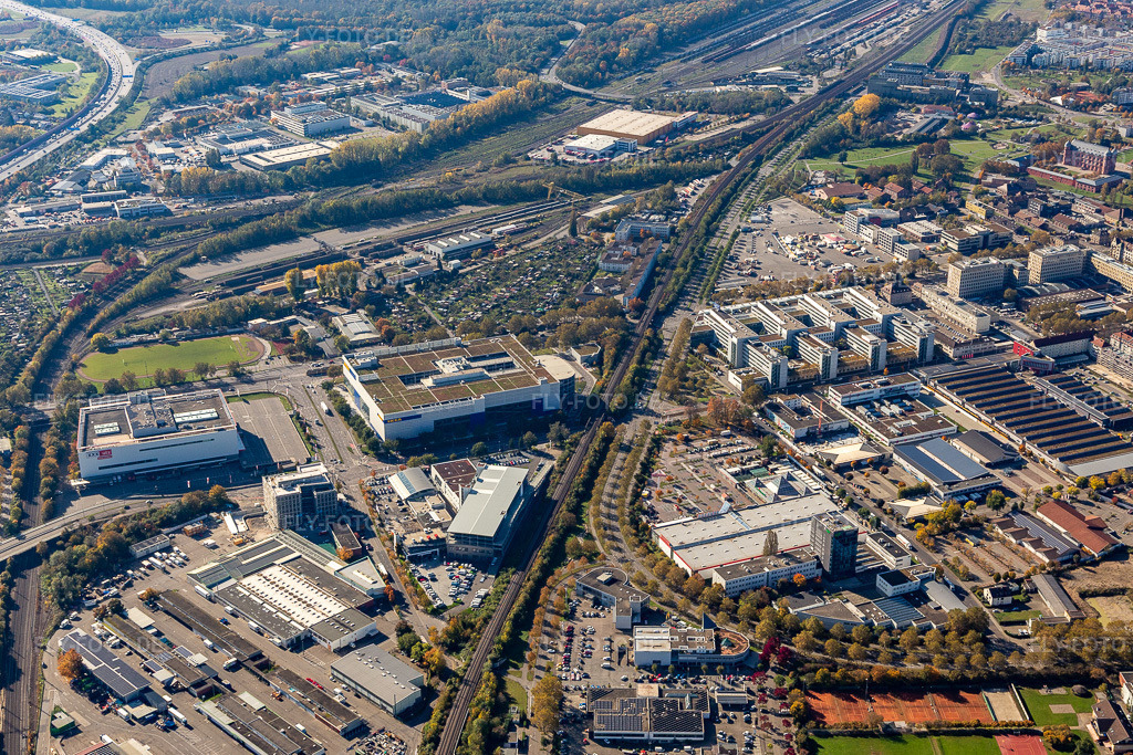 Luftbild: Einrichtungshäuser IKEA und XXXLutz in der Gerwigstr im Ortsteil Rintheim in Karlsruhe im Bundesland Baden-Württemberg in Deutschland. Foto: IMG_129851.jpg vom 24.10.2021 durch Werner Riehm/FLY-FOTO.de