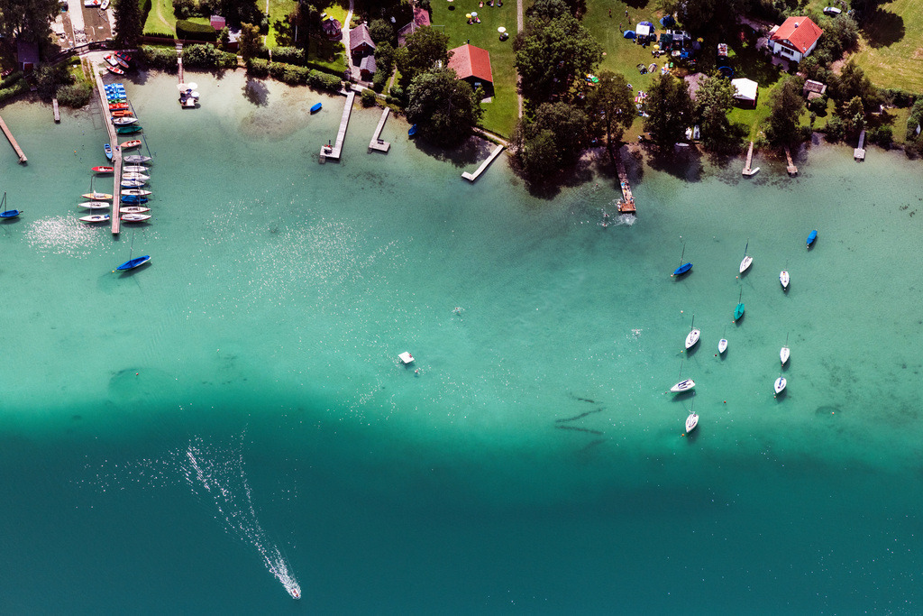 dr__0031693.jpg | INNING AM AMMERSEE 09.08.2019 Segelschiffe am Wörthsee an der Boje im Hafen in Wörthsee im Bundesland Bayern, Deutschland. // Sailboat on Woerthsee on Boje in the harbor in Woerthsee in the state Bavaria, Germany. Foto: Daniel Reiter