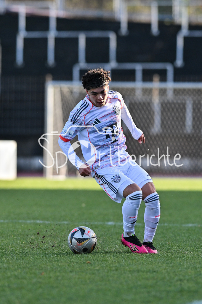 TSV Schwaben Augsburg - FC Bayern Amateure | AUGSBURG, GERMANY - 29. NOVEMBER: am Ball Jussef NASRAWE (FC Bayern München II 3) / Einzelfoto / Freisteller beim Ligaspiel zwischen dem TSV Schwaben Augsburg und den Amateuren des FC Bayern am 20. Spieltag der Regionalliga Bayern im Rosenaustadion